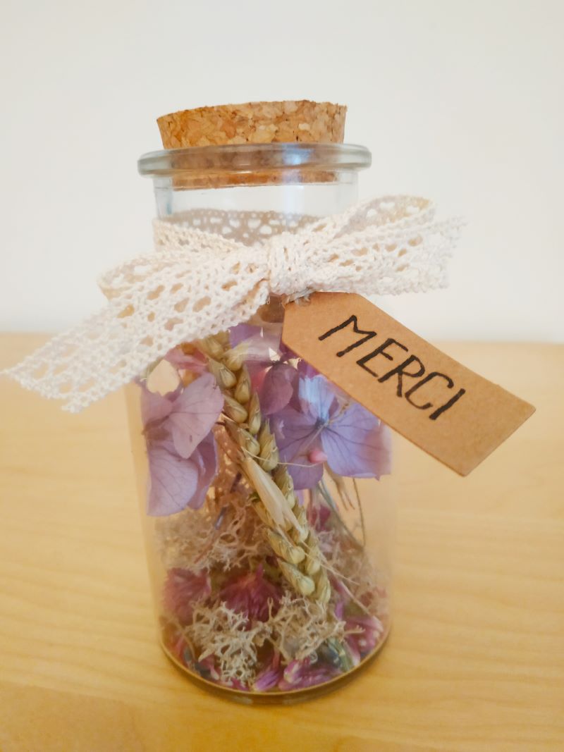 Bocal fleuri avec message personnalisé